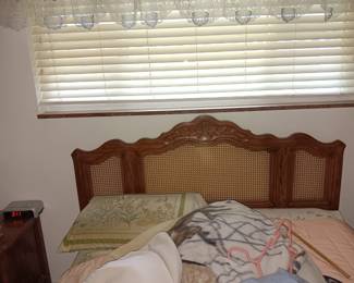 FULL/ QUEEN  SIZE BED