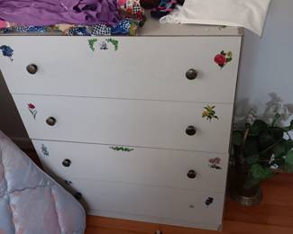 WHITE CHEST OF DRAWERS