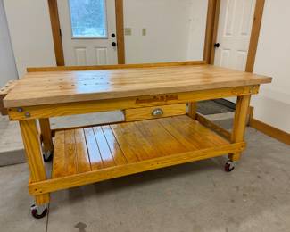 Work bench - like new
Amanda & John model