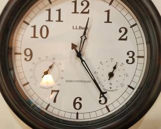 L.l. Bean radio controlled clock