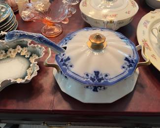Royston (gold trim) tureen with lid and ladle, by Johnson Bros.