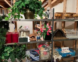 Christmas/holiday items.