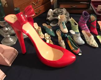       Collectible Red High Heel Shoe w Bow Sculpture Statuette