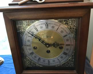 Howard Miller Table Top Clock.  Excellent Condition w Key