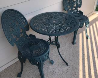 Lovely Patio 3 pc set.  Not to heavy.
