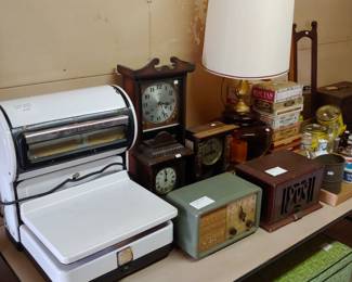 Vintage Defiance meat scale.  Old Clocks and Radios