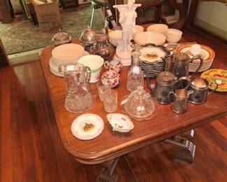 VICTORIAN EASTLAKE GOTHIC DINING TABLE, ASSORTED VICTORIAN GLASSWARE AND CHINA