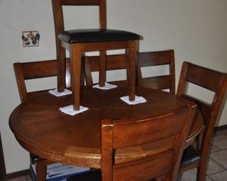 Kitchen table w/leaf, padded chairs