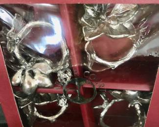 Set of napkin rings in box