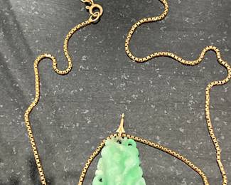 Jadeite  18 k gold chain with jadeite pendant 