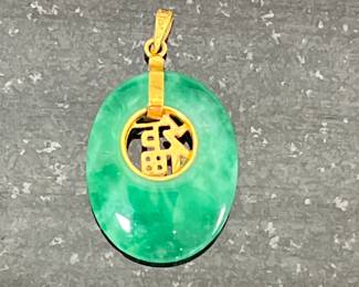 Jadeite and 18 K pendant 