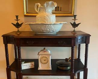 Beautiful vintage entry table 