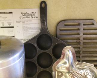 Cast iron muffin pan