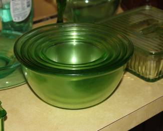 Uranium glass mixing bowl set