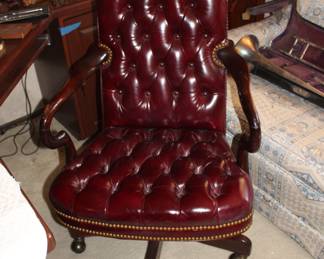 Hancock and Moore executive leather chair in amazing condition