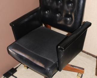 Mid century leather chair - very heavy!