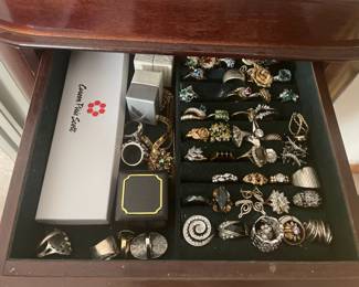 tons of vintage jewelry, beautiful
