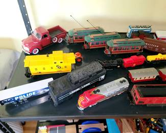 Assorted model train cars (Lionel and others)