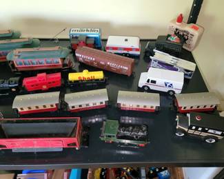 Assorted model train cars (Lionel and others)