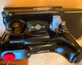 Rare top decal error Singer sewing machine 1939 with case. 
