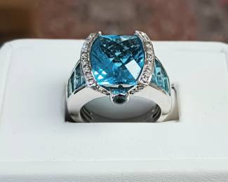 Bellarri Blue Topaz Ring in 18k white gold
approx sz 6.5