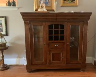 Wine cabinet with fitted drawers
