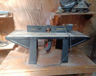 Router table with router