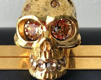 Detail
Alexander McQueen
skull handbag 
leather & metal & crystal 
$900
