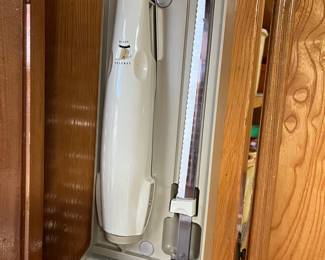 Wall mount electric knife