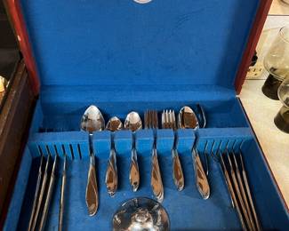 Utica cutlery set w/ beautiful chest