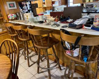 4 swivel-seat bar stools