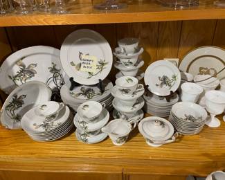 Gorgeous Harmony House "Alyce" pattern dinnerware set