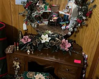 Quaint 1930's dressing table & round mirror