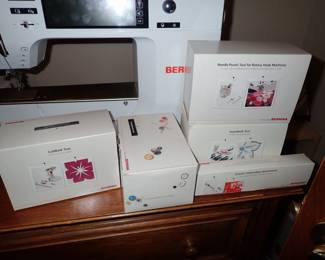 BERNINA B700 EMBRODERY SEWING MACHINE  WITH ACCESSORIES.