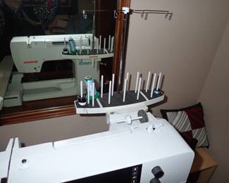 BERNINA B700 EMBRODERY SEWING MACHINE  WITH ACCESSORIES.
