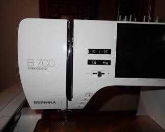 BERNINA B700 EMBRODERY SEWING MACHINE 