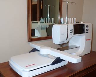 BERNINA B700 EMBRODERY SEWING MACHINE  WITH ACCESSORIES.