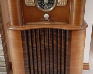 Zenith Console Tube Radio Tested and Working! Mint Condition