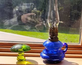 Twee Mushroom & Antique Oil Lamp