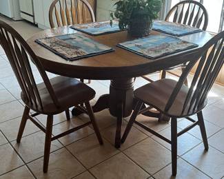 Oak dining room table with leaf 