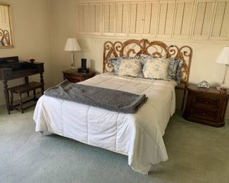 queen size bed set - clean condition