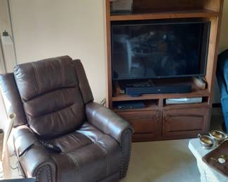 leather power recliner, flat TV