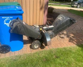 6.5 hp Gas Powered Briggs Yard Machines Woodchipper 