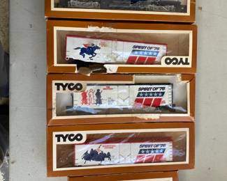 HO Scale Train TYCO Spirt of '76 Train Set. Locomotive and Train cars   