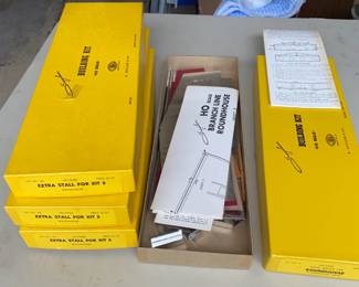  HO Scale Train Suydam Branch Line Roundhouse Corrugated Metal Model Kit & 3 Extra Stalls 