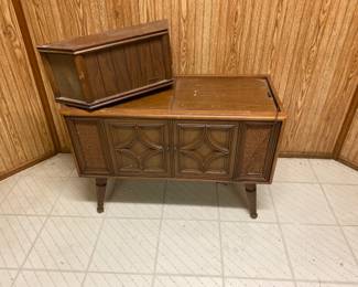 Magnavox Solid State Record Player & Magnavox external speaker 