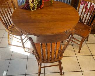 Beautiful Oak Round Dining Set. Comes with one leaf.