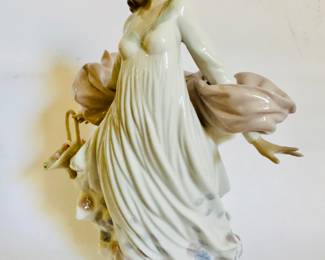 Lladro Spring Splendor Figurine #5898.  Box included.