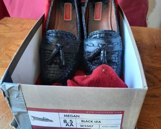 8.5 AA  Ladies leather shoe, original box. Classic style. $25