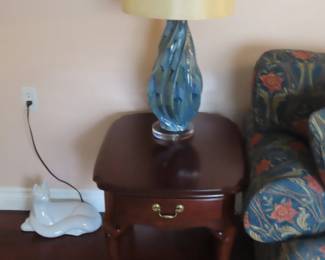 One of two matching end tables and table lamps.